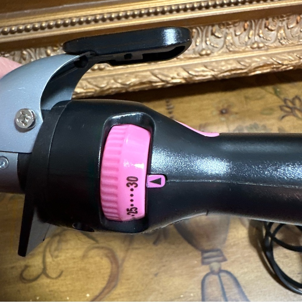 Revlon RV050 1.5" Curling Iron Black / Pink Adjustable Heat - Very Clean Tested - Picture 13 of 16